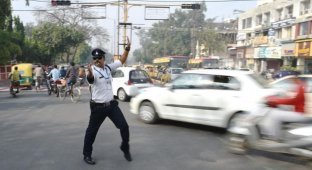 В Индии пляшут все, даже дорожные регулировщики (7 фото)