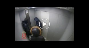 Ограбление девушки в Красноярском лифте