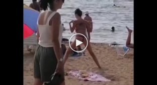 Странные упражнения на пляже в исполнении девушки