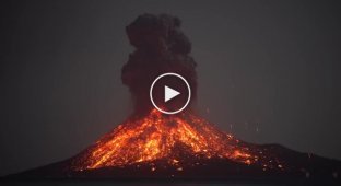 Вулкан Кракатау проснулся и стреляет молниями