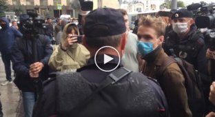 В Москве молодого парня задержали за то, что он слишком пристально смотрел на полицейского