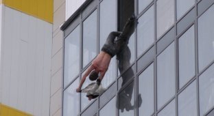 Вывалившийся из окна 15-го этажа мужик провисел на штанине полчаса (5 фото)