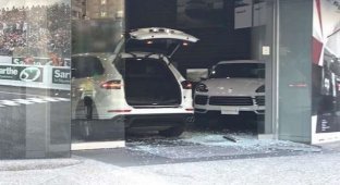 На Тайване обманутый клиент протаранил дилерский центр Porsche (3 фото + видео)
