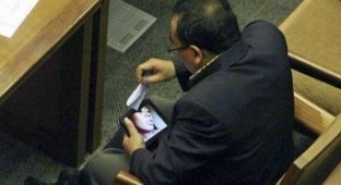 Люди, пойманные на просмотре порно в публичных местах (20 фото)