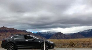 Владелец Tesla не смог завести электромобиль в пустыне из-за отсутствия сотовой связи (3 фото)