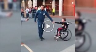 Футболист задержал свой клубный автобус, чтобы сфотографироваться с маленьким фанатом в инвалидной коляске  