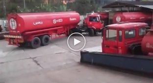 Разворот длинного грузовика-бензовоза на маленьком участке стоянки
