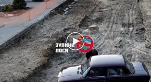 Во Львове, мужчина решил прокатить свой джип через дорогу которую перекрыли для ремонта