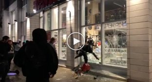 В Монреале протестующие разворовали магазин с гитарами