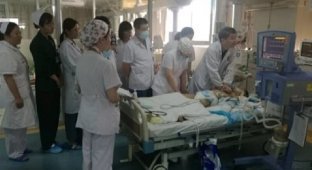 В Китае 30 врачей по очереди 5 часов делали умирающему ребенку массаж сердца, чтобы спасти его (6 фото)
