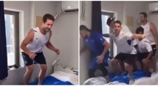 Израильские спортсмены сломали знаменитую антисекс-кровать в Токио (2 фото + 1 видео)