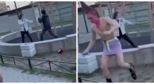 В Петербурге двое мужчин отлупили переодетых в женщин тиктокеров (3 фото + 1 видео)