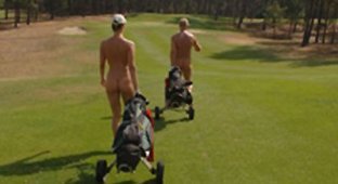 Школа гольфа для нудистов (4 фотографии)