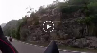 Мотоциклист летел слишком быстро для такого крутого поворота