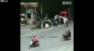 Ужасное ДТП в Китае, где фура протащила много машин и придавило пару мотоциклистов