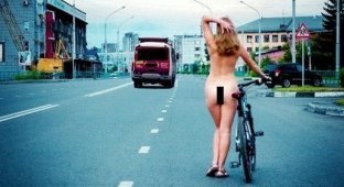 Голая девушка прокатилась на велосипеде по Новокузнецку (4 фото)