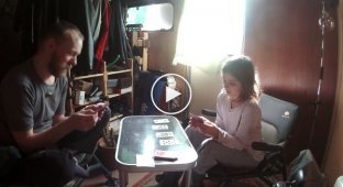 Отец и дочь, страдающие синдромом Туретта играют в карты