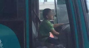 В Китае мальчик угнал автобус, чтобы покататься по городу (2 фото + видео)