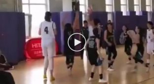 Чжан Цзыю - 14-летняя баскетболистка из Китая с ростом 226 сантиметров