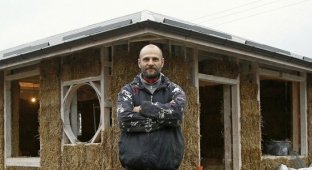 Во Владикавказе бизнесмен строит дом из соломы (14 фото)