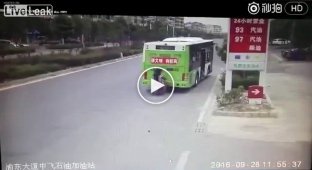 4 человека на скутере влетели в автобус