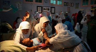 Обрезание девочек в Индонезии (12 фото)