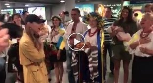 Популярная певица Тина Кароль спела гимн Украины в аэропорту Риги