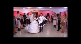 Зажигательный танец на молдавской свадьбе
