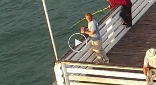 Рыбак попытался поймать квадрокоптер