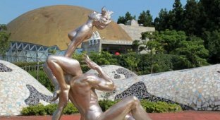 Парк со 140 скульптурами сексуальных позиций, популярное место среди молодожёнов (9 фото)