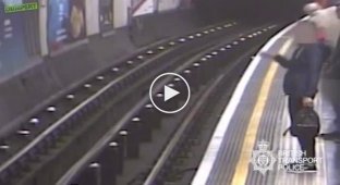 Глупые подростки шутят над пассажирами европейского метро