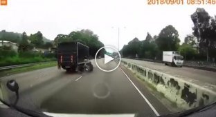 Невнимательный мотоциклист влетел в грузовик
