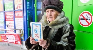 Весь день на морозе: на Вторчермете бабушка-писательница продает свои сказки за копейки (2 фото)