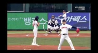 Красивая кореянка кидает мячик