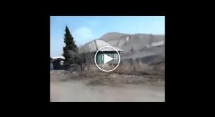 Дом проваливается под землю в Казахстане