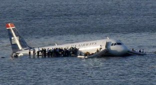  Вчерашнее падение самолета в Нью-Йорке (25 фото)