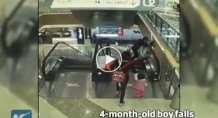 В Шанхае, двое матерей чуть не лишились своих детей, проехав на эскалаторе