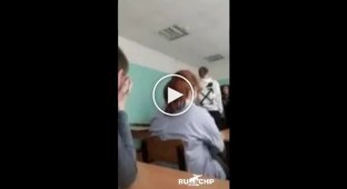 В Тверской области ученик издевается над 50-летней учительницей, а класс смеется (мат)