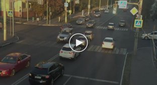 Безуспешная попытка велосипедистки проехать на красный сигнал светофора