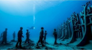 Открылся первый в мире подводный музей (9 фото)