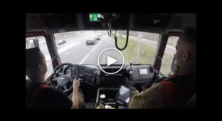 Как пожарные в Нидерландах ездят между автомобилями в случае ЧС