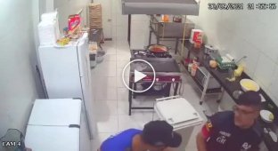 Кухонный работник эффектно отбился от грабителя