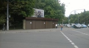 В очередной раз установили МАФы на газоне у дома №23 по ул. Соломенской