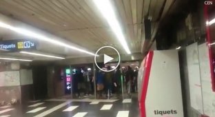 Стычка между полицией и мигрантами в метро Барселоны