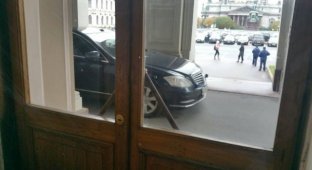 Как паркует автомобиль врио губернатора Санкт-Петербурга Александр Беглов (4 фото)