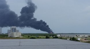 Новый двигатель для Falcon-9 взорвался при испытаниях (3 фото)