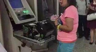 Китаянка голыми руками вскрыла банкомат, сожравший ее карточку (4 фото)
