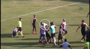 Турецкий футболист пнул лежащего соперника по голове после того как был удален с поля