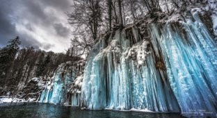 Тысячи замерзших водопадов национального парка "Плитвицкие озера" (29 фото)