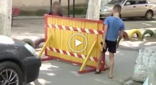 В Одессе дети перегородили въезд во двор и требуют плату за проезд (мат)